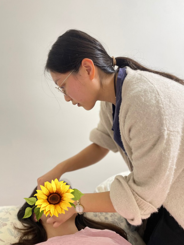 陳潁芯中醫師進行診症／治療